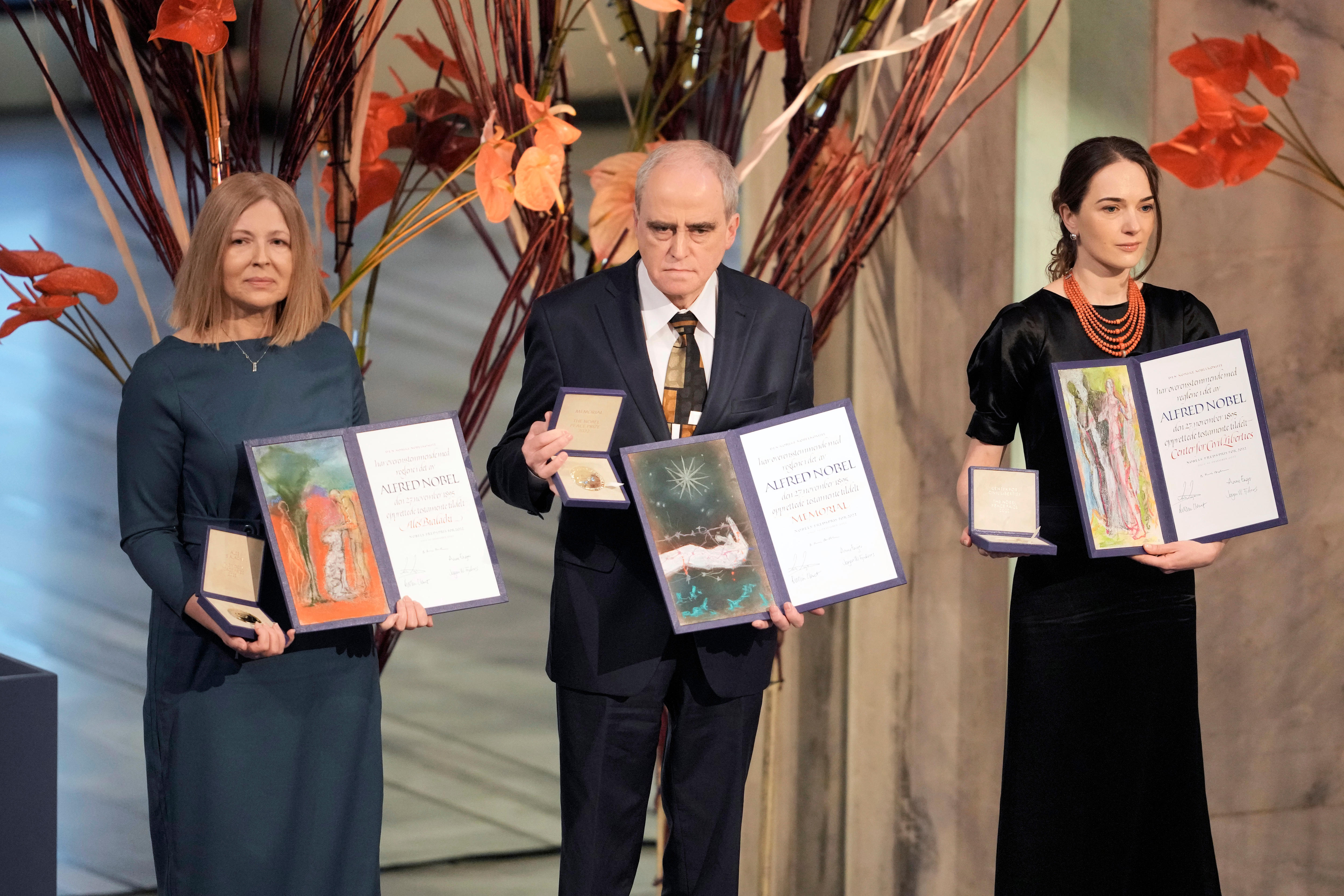 2022 年诺贝尔和平奖获得者领奖。
